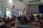Suasana-pengungsian-di-Graha-Mustika-Getaspejaten-Kudus-Kamis-2132024-korban-banjir.jpg