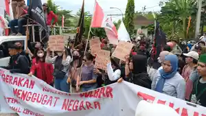 Ratusan-mahasiswa-demo-kawal-putusan-MK-di-kantor-DPRD-Sulbar-Senin-2682024.jpg