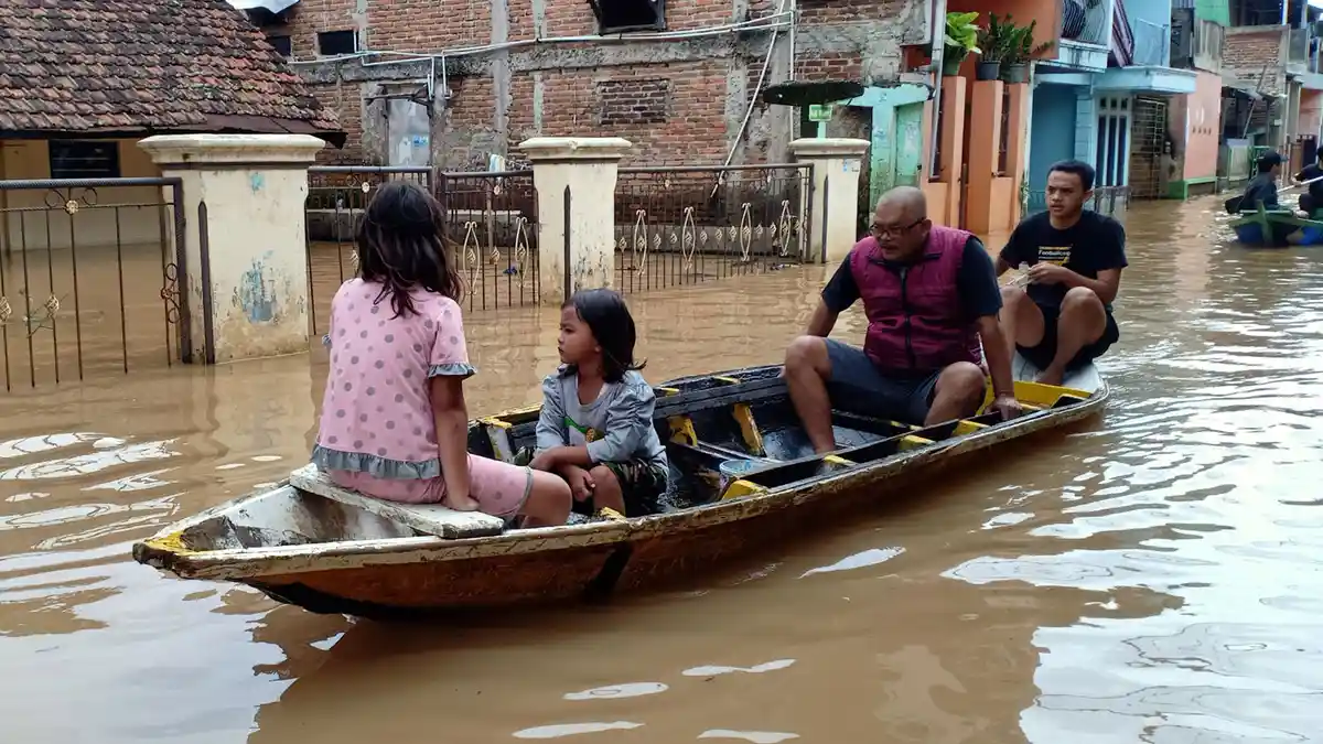BREAKING NEWS Warga Dayeuhkolot Bandung Khawatir Banjir Membesar, Titik Terdalam 1,5 Meter