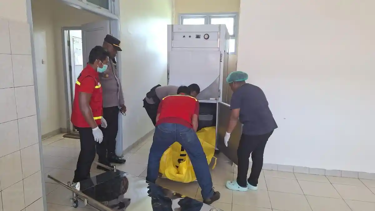 Buntut Penemuan Mayat, Warga Bakar Ban dan Lumpuhkan Arus Lalu Lintas Mimika