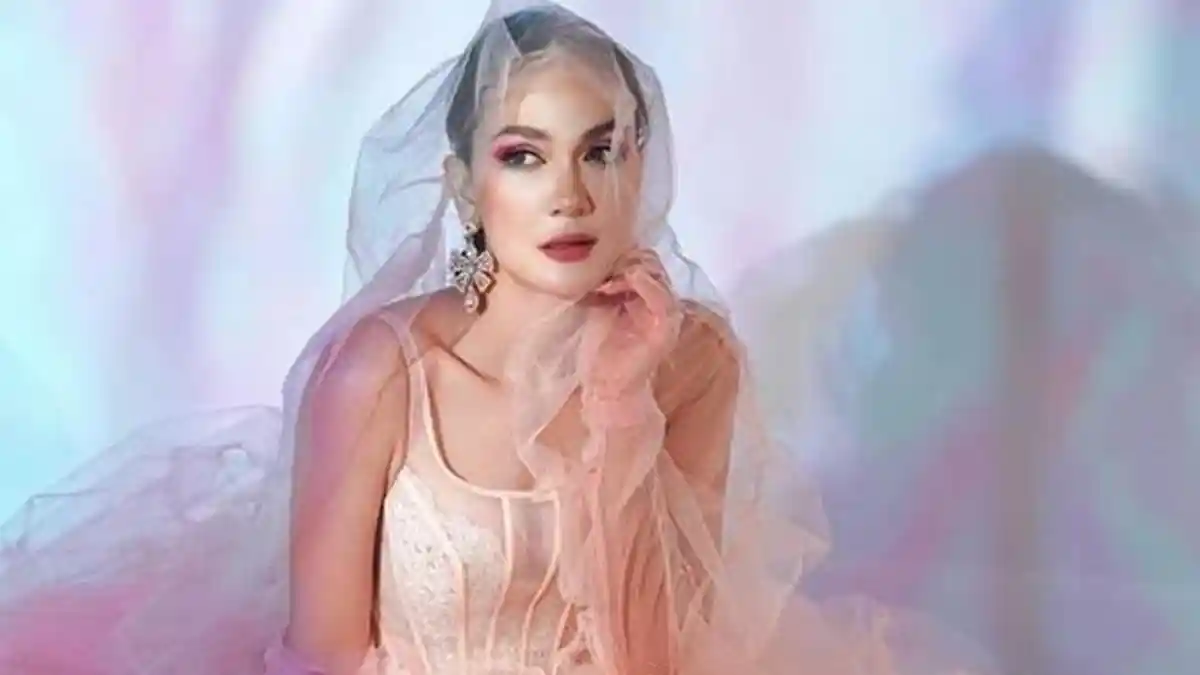 Potret Cantik Luna Maya Kenakan Gaun bak Pengantin Tuai Pujian