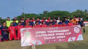 Pemain-Mutiara-Raya-dan-Peusangan-Putra-berfoto-dengan-Forkopimda-Pidie.jpg