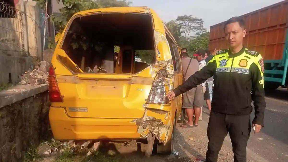 Angkot Berisi Pelajar Terguling Ditabrak Truk Tangki di Bandung Barat