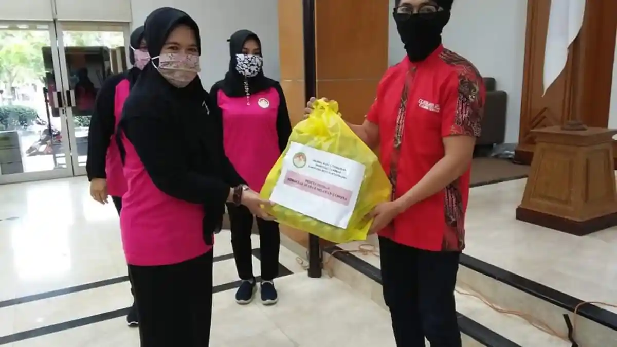 Istri Sekda Kukar Berikan Bantuan Kepada Cleaning Service dan Petugas Kebersihan Taman