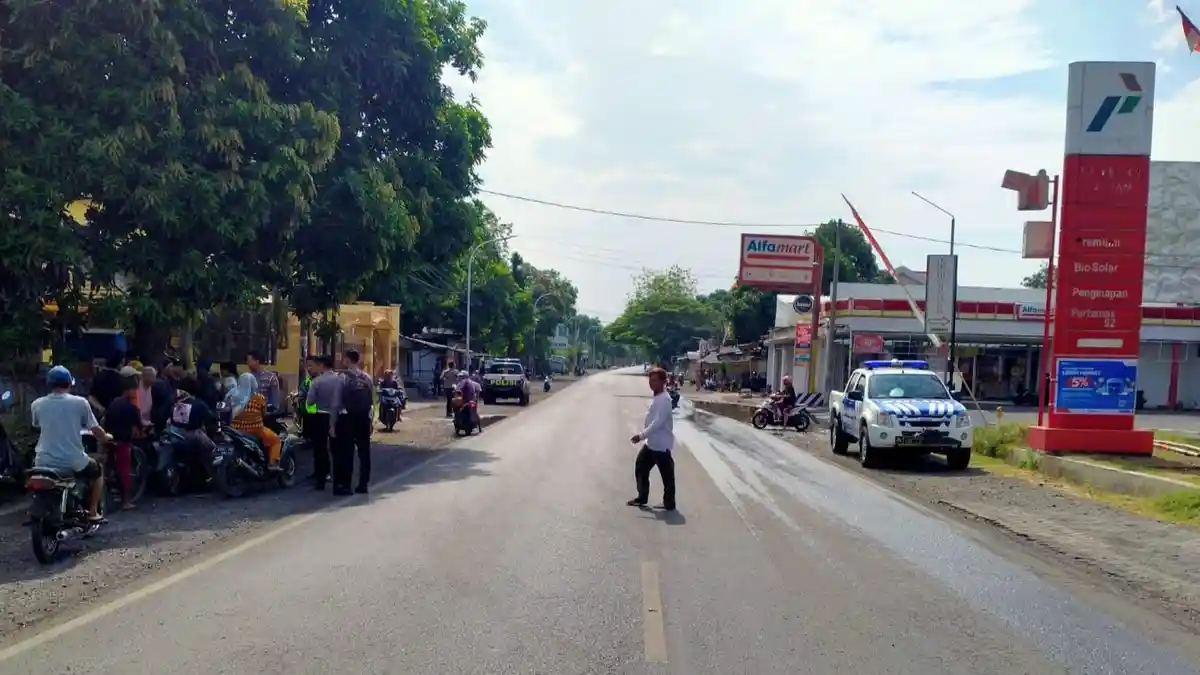 Mau Belok, Pemotor dari Pasuruan ini Dihantam Keras Truk di Situbondo, Korban Tewas Seketika