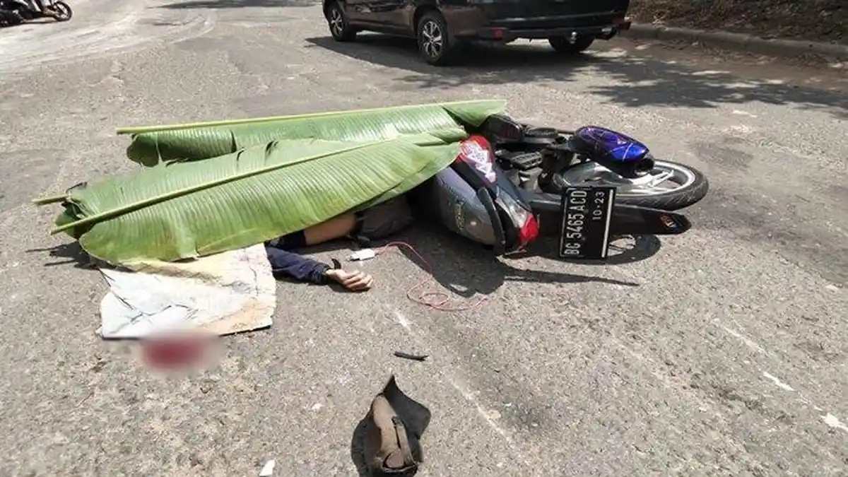 Kecelakaan Maut, Pemotor Tewas Terlindas, Tergeletak & hanya Ditutupi, Diduga Korban Tabrak Lari