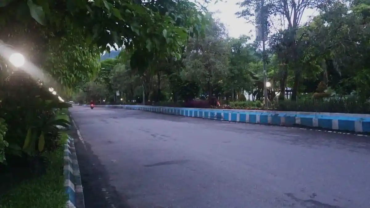 Uletnya Petugas Bersih-Bersih, Jalan Protokol Masohi Selalu Bersih dan Tertata 