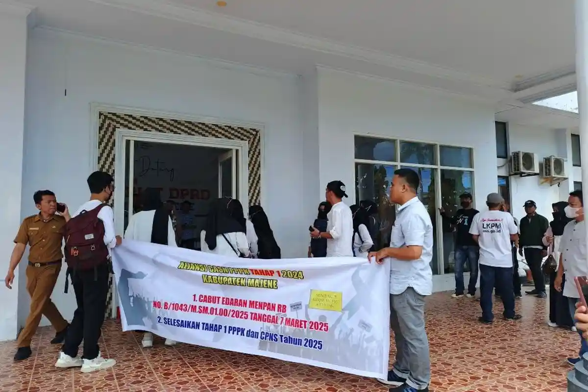 BREAKING NEWS: Aliansi CASN PPPK Tahap 1 Kabupaten Majene Demo di Kantor DPRD