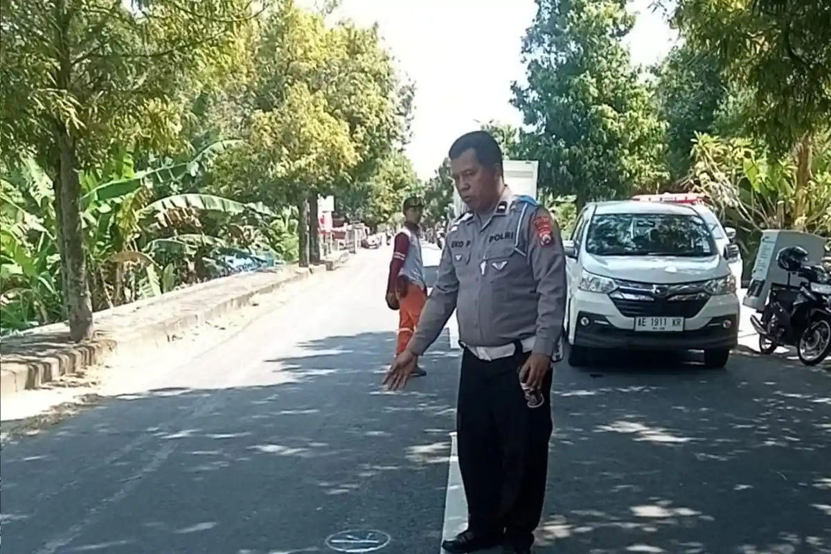 Kecelakaan Beruntun di Ngawi, 2 Pemotor Bertabrakan Hantam Mobil Parkir, 2 Orang Terluka