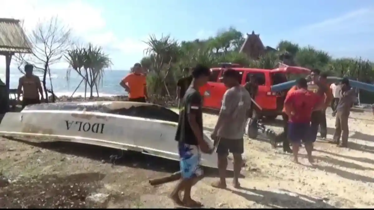 BREAKING NEWS : Perahu Nelayan Terbelah jadi Dua Setelah Diterjang Ombak Besar di Pantai Baron