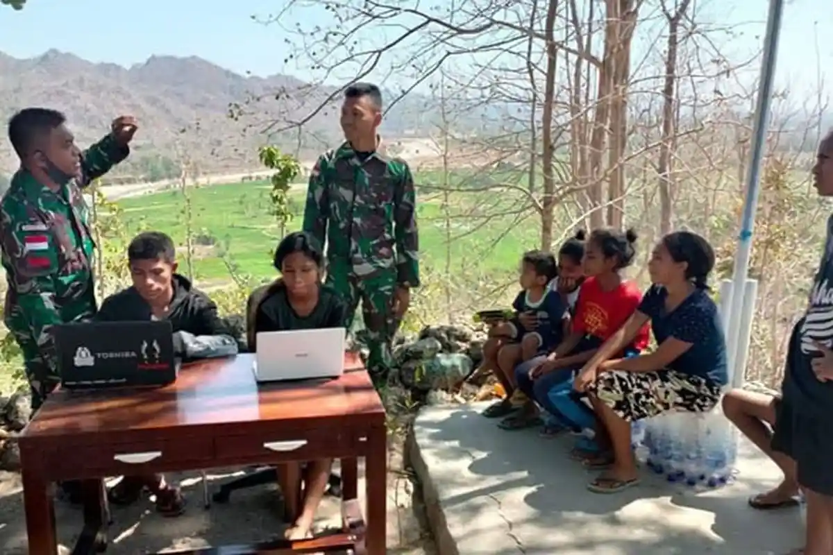 TNI Ajar Siswa di Pedesaan Operasikan Komputer
