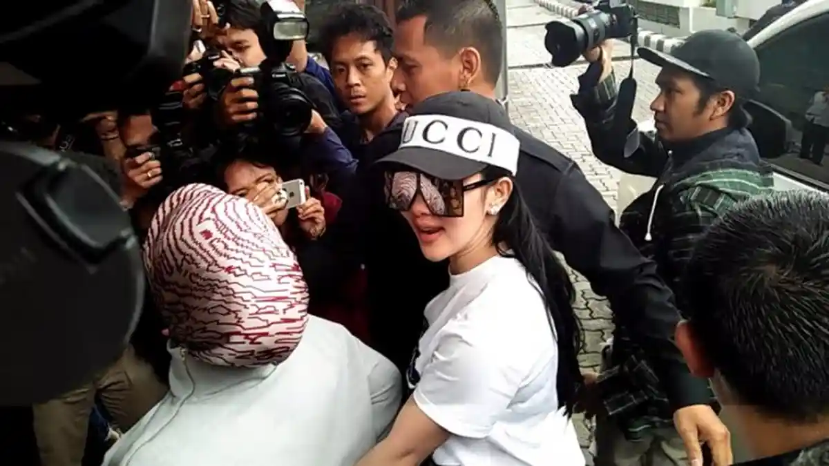 Kerjasama dengan First Travel, Syahrini Ternyata Diberi Tugas Ini Selama di Tanah Suci!