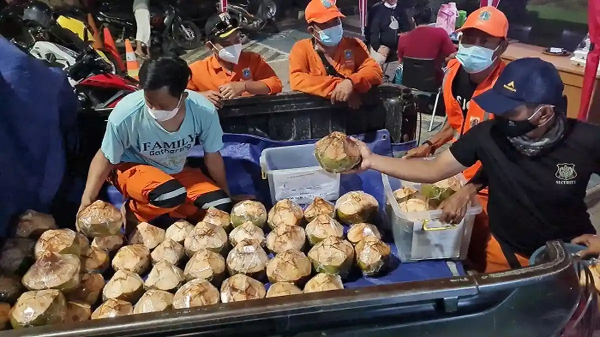 Kisah Berbagi Ratusan Kelapa Muda untuk Warga Isolasi Mandiri Covid-19 di Ciganjur
