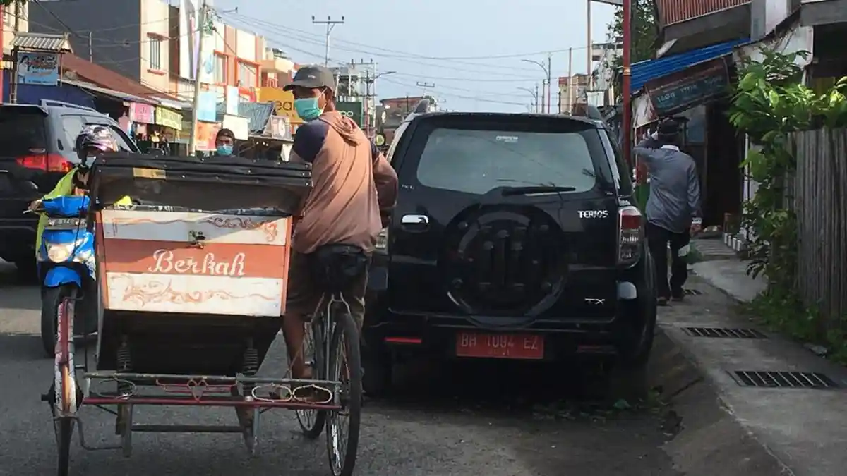 Mobil Dinas Pemkab Tanjabbar Dibiarkan Terbengkalai di Pinggir Jalan, Ini Kata Bagian Aset