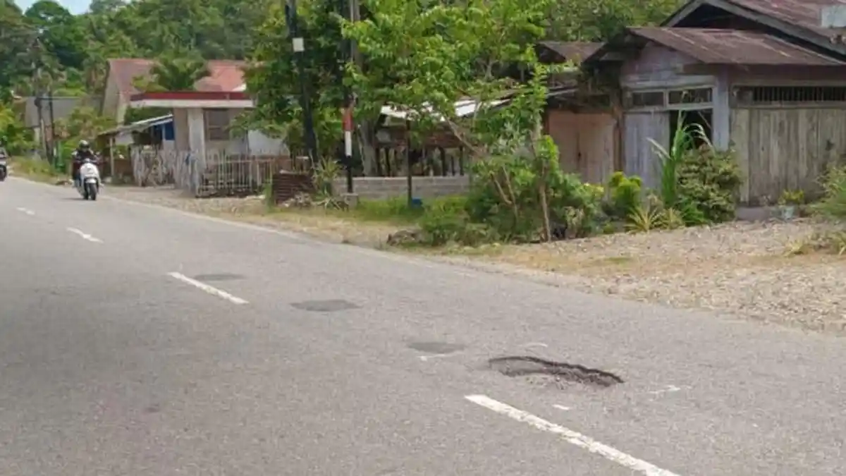 Warga Keluhkan Jalan Nasional di Abdya Berlubang, Rawan Kecelakaan 
