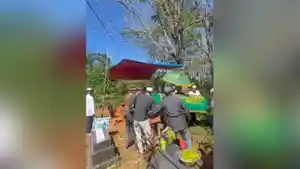 Jenazah-pelajar-korban-laka-di-desa-Bingkulu-dikebumikan.jpg