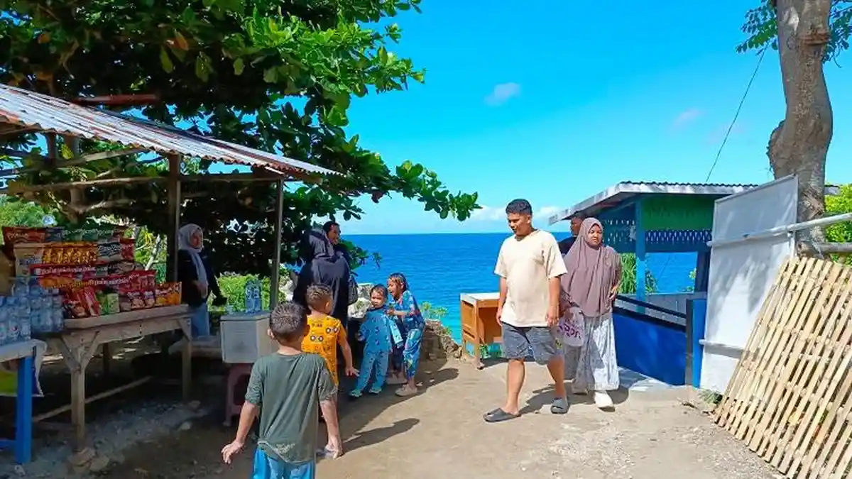 Pantai Dato Majene Diserbu Wisatawan di Momen Libur Idul Adha, Parkiran Mulai Penuh