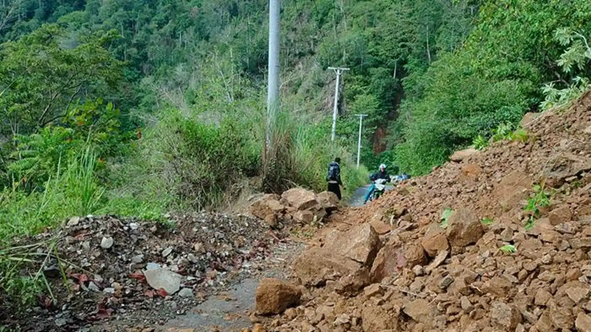 BREAKING NEWS : Terjadi Longsor di Jalan Pindol Bolmong Sulut, Kendaraan Roda 2 Bisa Lewat