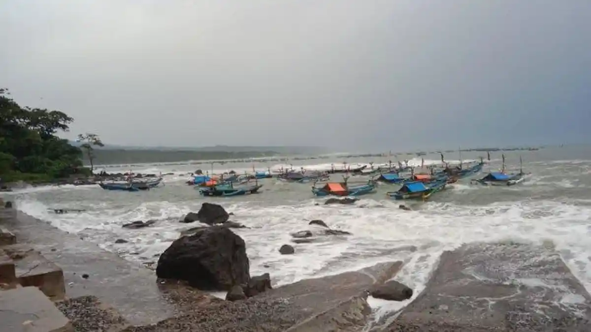 Perahu Nelayan di Cianjur Terbalik Diterjang Ombak Besar, Seorang Nelayan Hilang