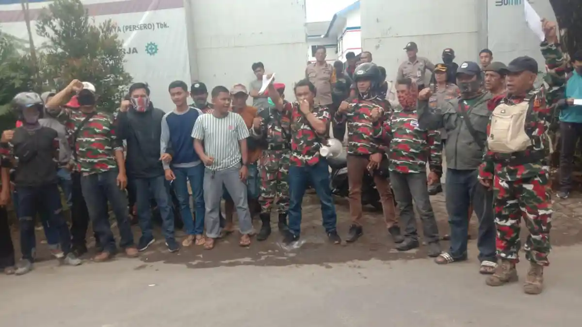 Proyek IPAL Tak Kunjung Rampung, LMP Sulsel Unjuk Rasa di Kantor Waskita Jl Singa Makassar