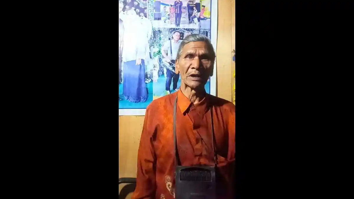 Maestro Didong Ceh Daud Kalampan Terima Tape Recorder dari Bupati HM Beni Bantacut pada 1971