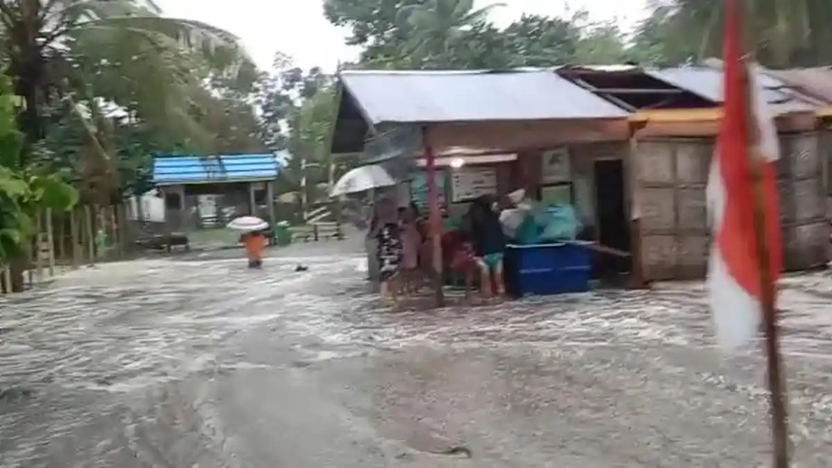 Majene Dilanda Banjir Rob, Gelombang Air Laut Masih Tinggi Hingga Malam Ini