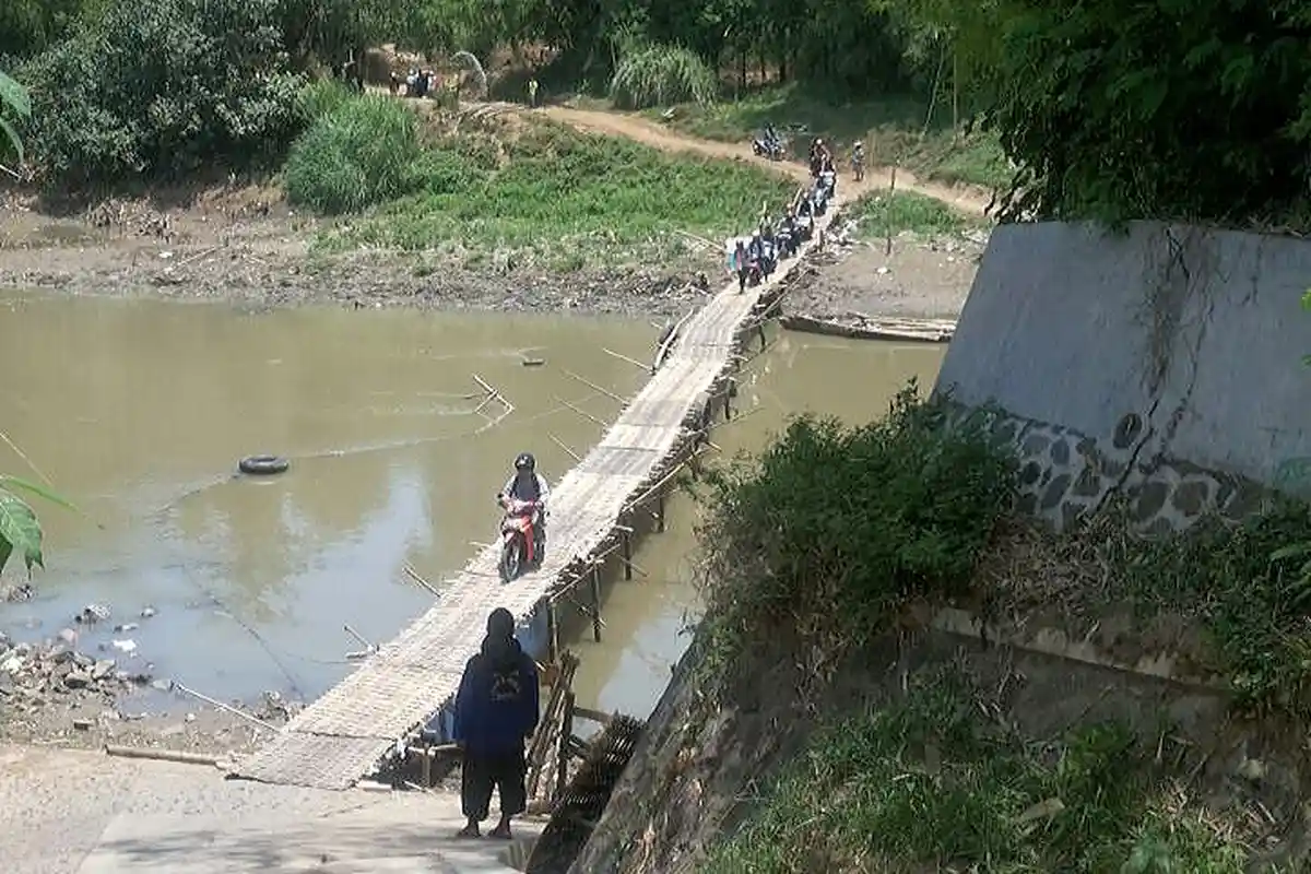 Warga Kampung Sewu Bangun Jembatan Bambu di Bengawan Solo