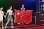 Zairan-Li-pelari-asal-China-disambut-di-podium-oleh-keluarganya.jpg