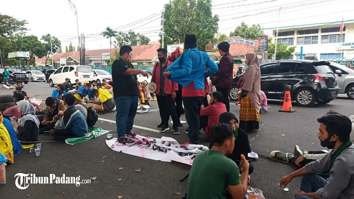 Demo Tolak UU Cipta Kerja di Padang, Massa Mulai Berdatangan ke Kantor Gubernur Sumbar