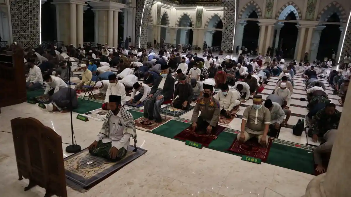 FOTO: Tarawih Perdana di Masjid Raya Makassar - umat-musr34fer.jpg