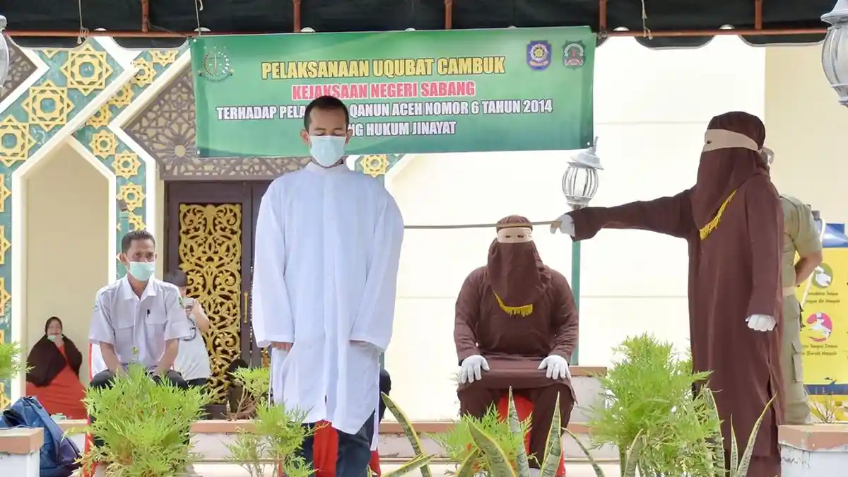 Lima Pelanggar Syariat Islam Di Kota Sabang Jalani Hukuman Cambuk