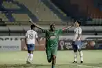 Boaz-Solossa-saat-merayakan-gol-ke-gawang-Persib-Bandung.jpg