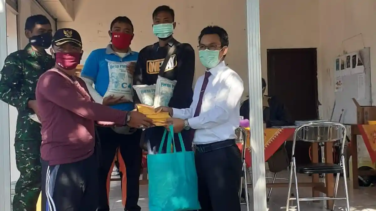 Wakil Ketua I DPRD Karangasem Serahkan Bantuan Sembako dan Masker