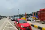 Kendaraan-tampak-mengantre-memasuki-gerbang-tol-Tebingtinggi-Medan_raf.jpg
