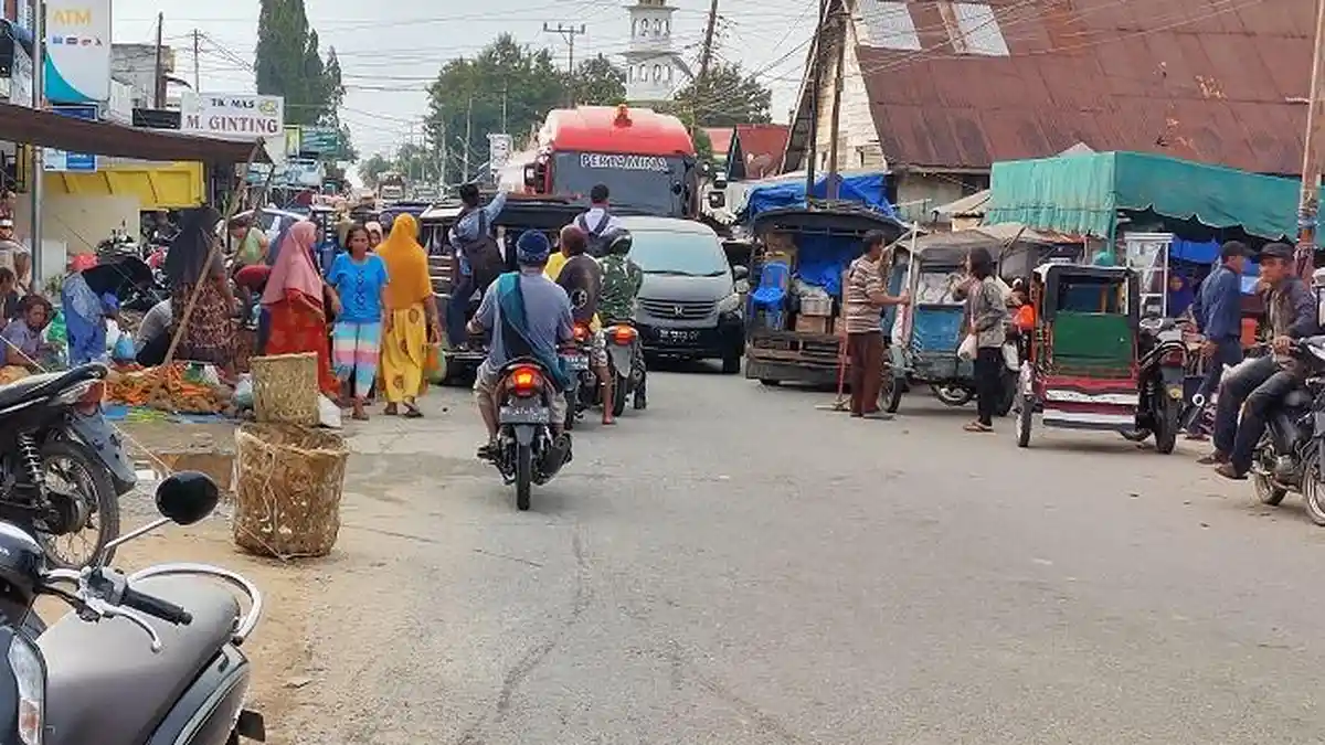Pedagang Berjualan di Jalan Raya Lawe Sigala-gala, Arus Transportasi Terganggu