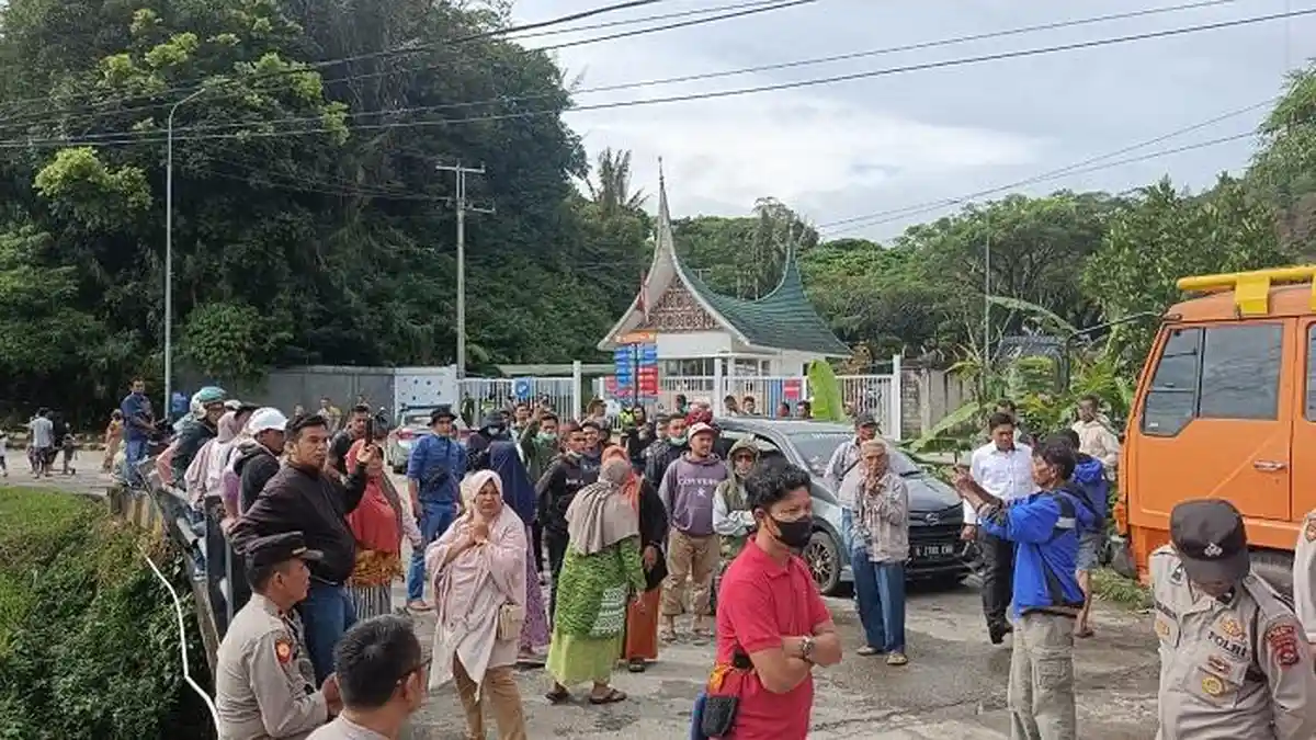 BREAKING NEWS: Puluhan Warga Blokade Pabrik AQUA Solok, Minta Karyawan yang di-PHK Kembali Direkrut