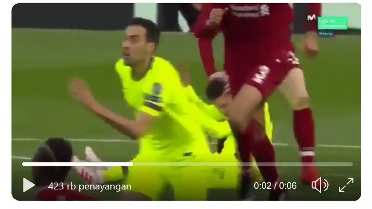 Momen Saat Kepala Messi Dipukul Bek Liverpool