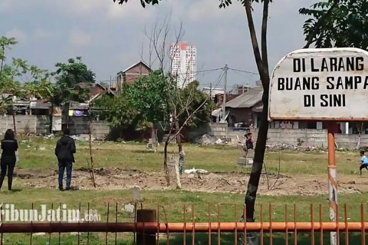 Tolak Teroris Dimakamkan di Putat Jaya, Warga Masih Tutup Liang Lahat yang Disiapkan Petugas