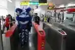 Atraksi Barongsai Saat Menghibur Penumpang LRT