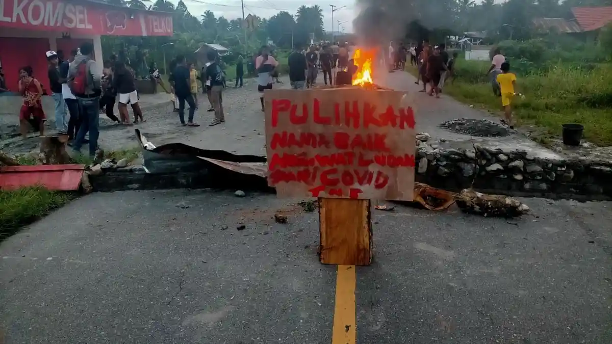 Warga Watludan-Maluku Tengah Blokade Jalan Utama Selama 5 Jam, Ini Alasannya