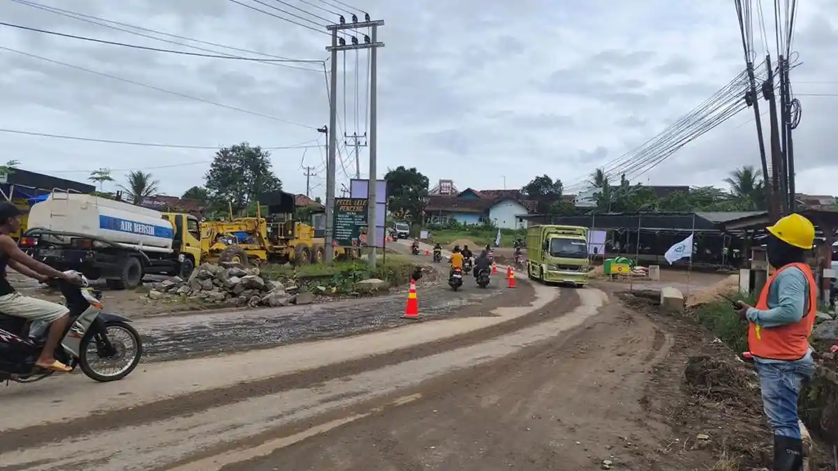 Warga Senang Ruas Jalan Kalirejo–Pringsewu Akan Dicor