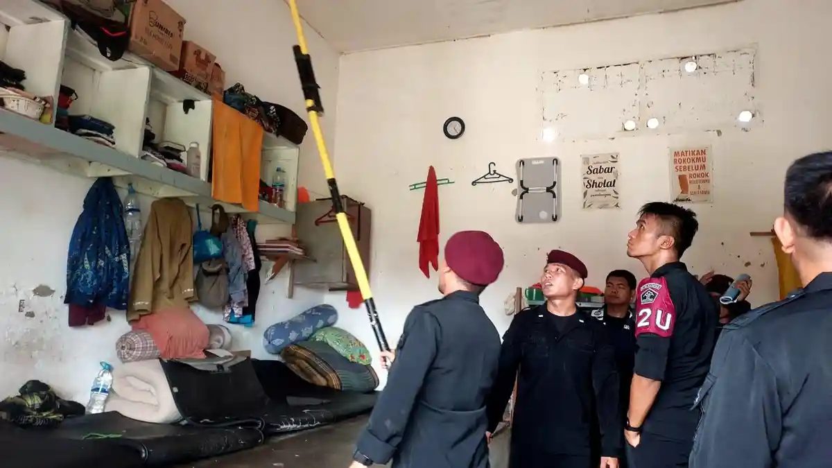 Cegah Gangguan Jelang Natal dan Tahun Baru 2024, Petugas Lapas Labuhanbilik Geledah Kamar Hunian