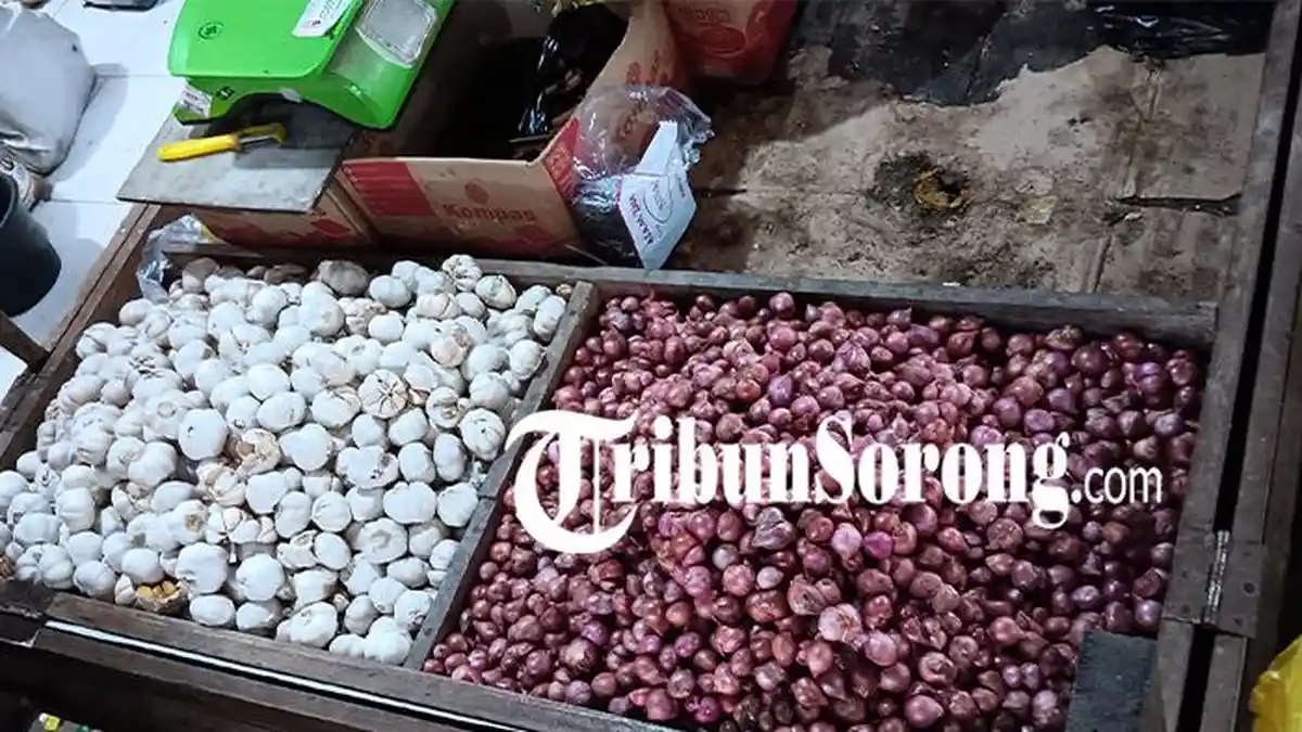 Harga Bawang Merah dan Putih di Pasar Warmon Sorong Tetap Stabil Jelang Idul Adha 2025