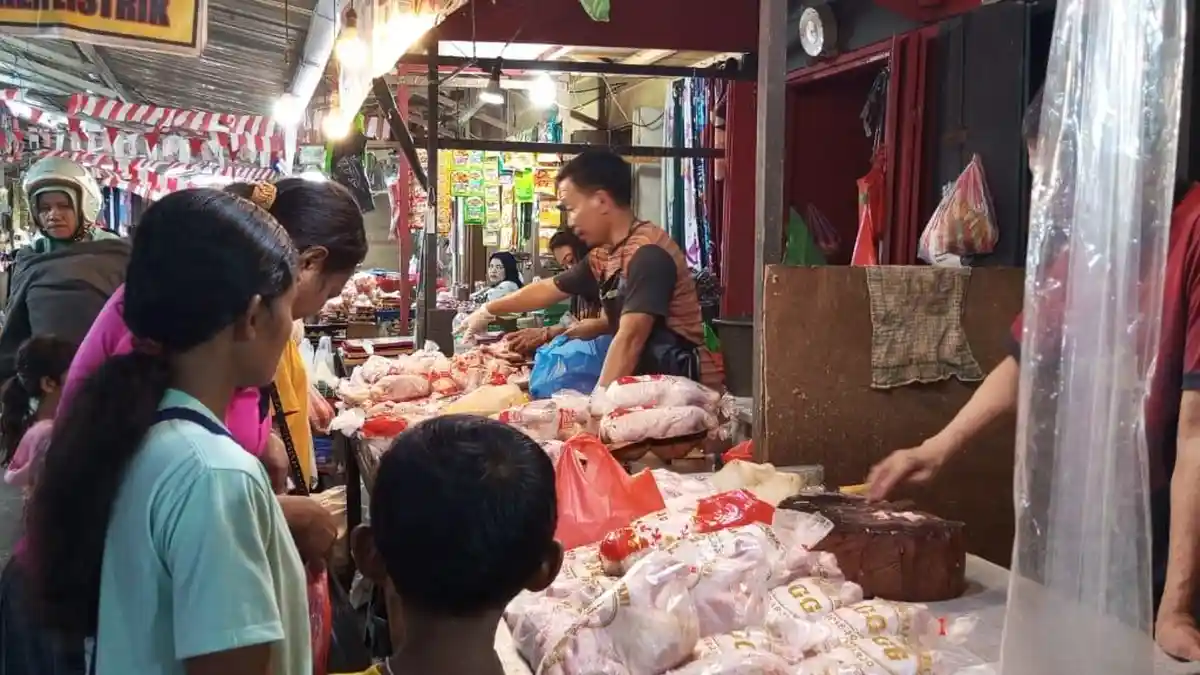 H-2 Jelang Natal, Ayam Potong Laris Manis Diborong Warga di Pasar Binaiya Masohi 