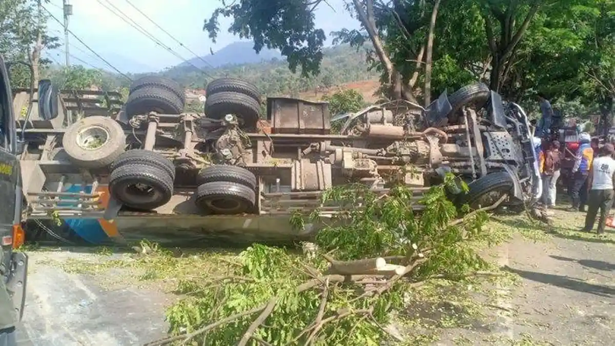 Kecelakaan Maut Tadi Pukul 12.30 WIB, 2 Orang Tewas, Truk Angkut Semen Terguling dan Tutupi Jalan