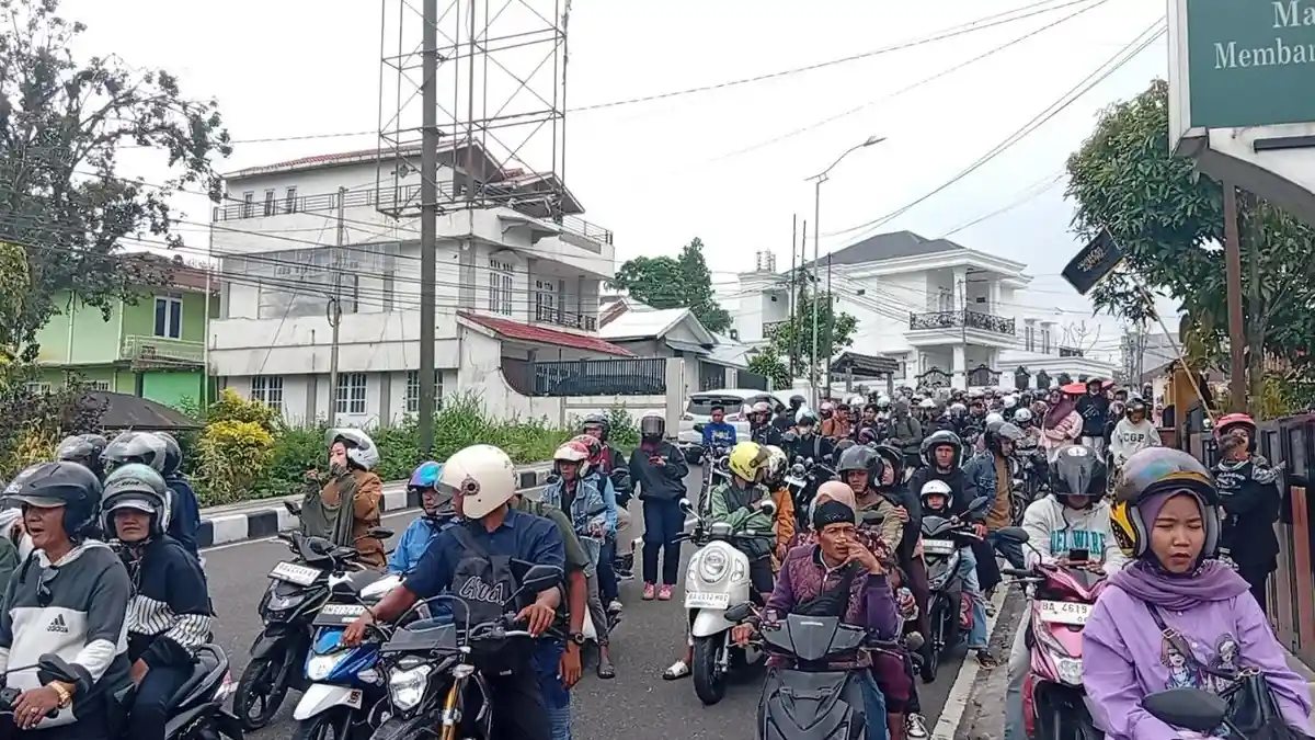 FOTO Antrean Kendaraan di Padang Panjang saat One Way H+1 Lebaran - ONE-WAY-Kepadatan-kendaraan-23.jpg