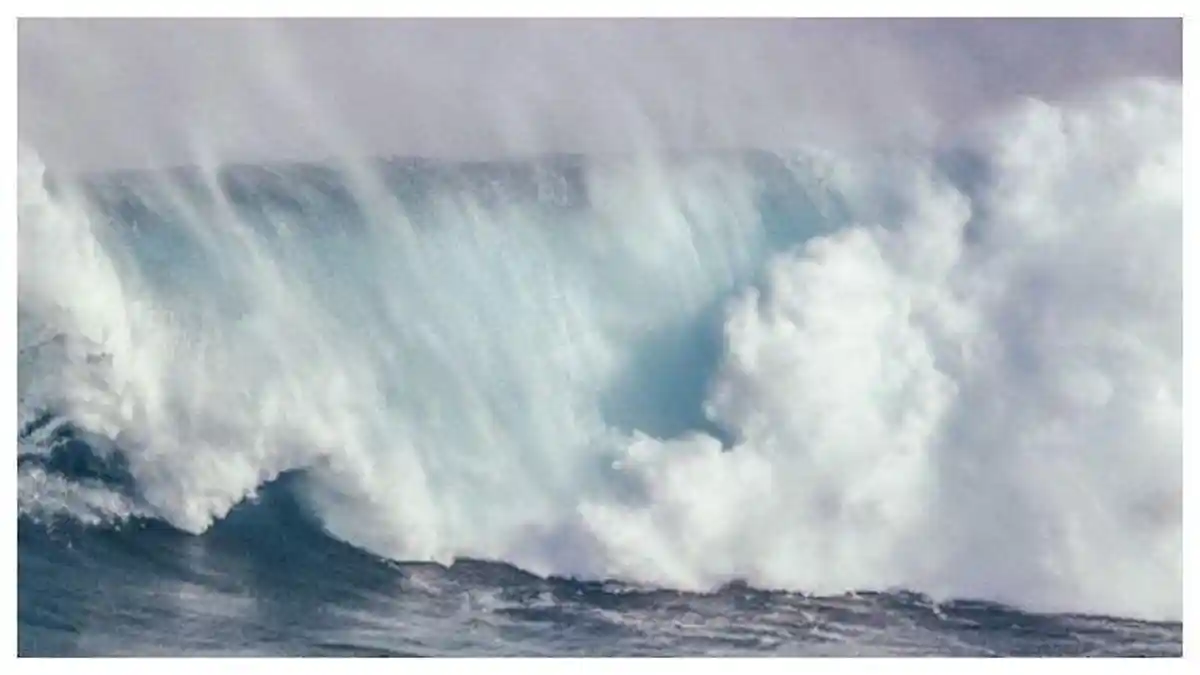 Peringatan Dini BMKG: Potensi Gelombang Tinggi di Laut Jawa Bagian Tengah pada Hari Ini