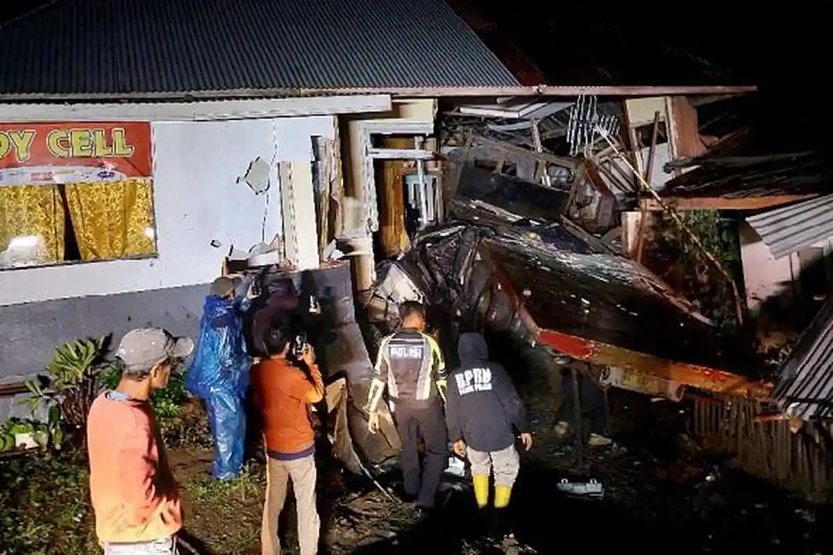 Kecelakaan Beruntun di Panyalaian Tanah Datar, Truk Rem Blong Hantam Minibus dan 3 Rumah