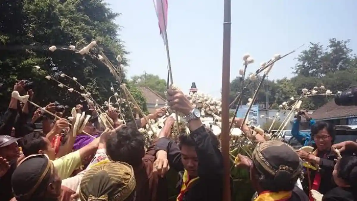 Duh, Ibu Hamil Ini Ikut Berebut Gunungan Hasil Bumi