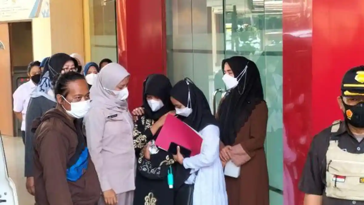 Keluarga Korban Kecelakaan Maut di Cibubur Datangi RS Polri Kramat Jati